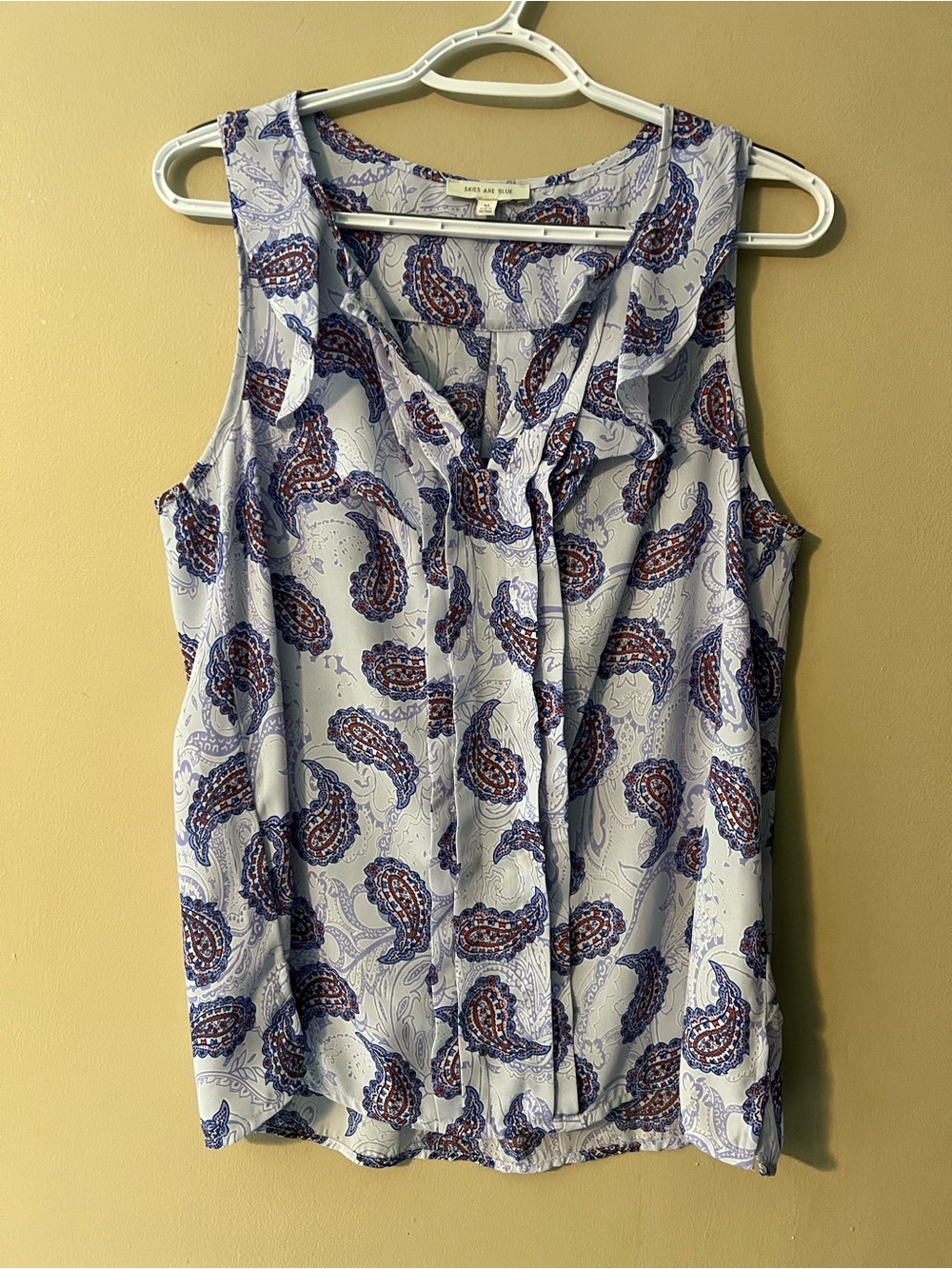 Skies Are Blue sz M sleeveless v neck blouse with ruffle details in a paisley.